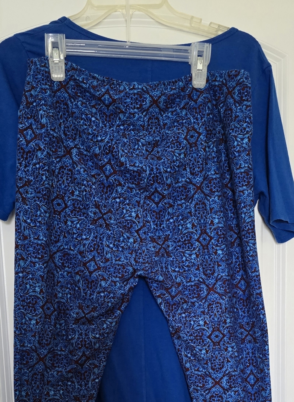 LuLaRoe Blue Print Leggings and Blue Top.